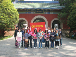 2012奖学金获奖学员灵谷寺合影